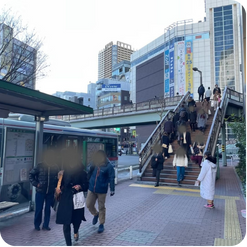 ②バス停前の写真