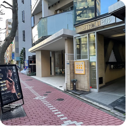 ⑥ビル前看板の写真